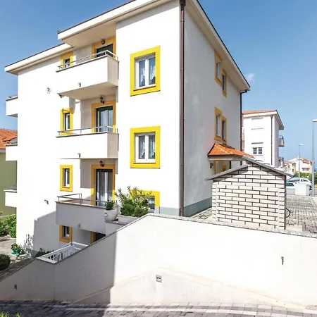 Appartement Awesome In With House Sea View *