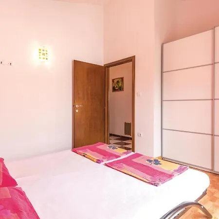 Appartement Awesome In With House Sea View
